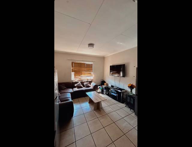 2 BEDROOM APARTMENT FOR SALE IN KEMPTON PARK CENTRAL